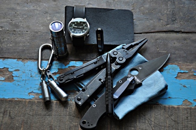 EDC : lampe - multitool - stylo - carnet ...