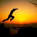 Saut de Parkour sur fond de coucher de soleil