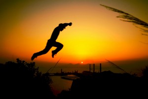 Saut de Parkour sur fond de coucher de soleil