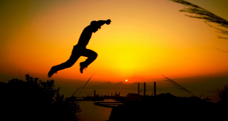 Saut de Parkour sur fond de coucher de soleil